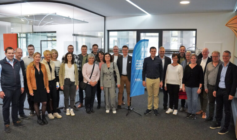 Besuchergruppe bei Firmenbesuch