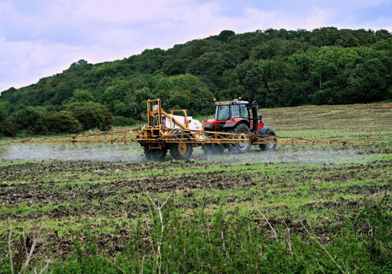 Traktor mit Pestiziden