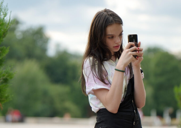 Schülerin mit Smartphone