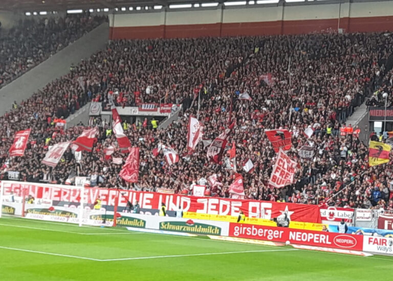 Stehtribüne im Europa-Park-Stadion
