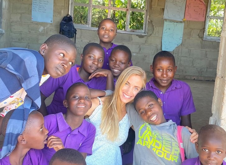 Lea Eicker mit Schülern in Uganda