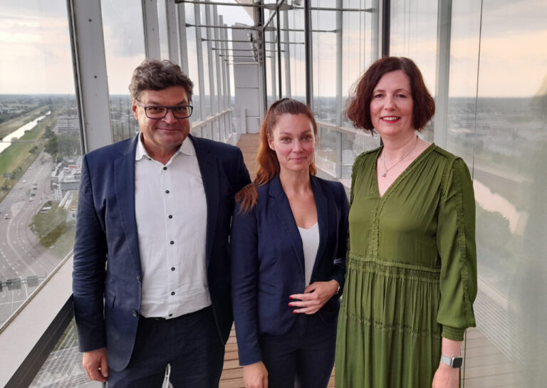 Hannah Panidis und Vertreter des MCO