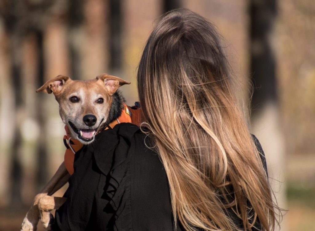 Frau mit bestem Freund, dem Hund