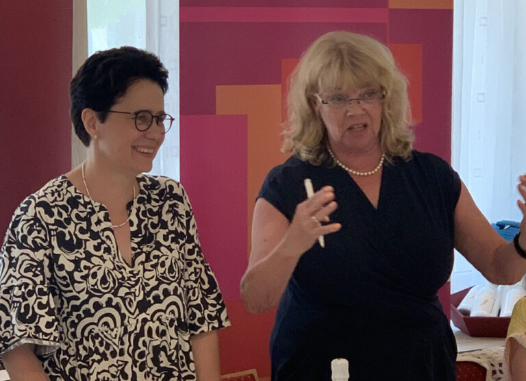 Ministerin Marion Gentges und Helga Gund