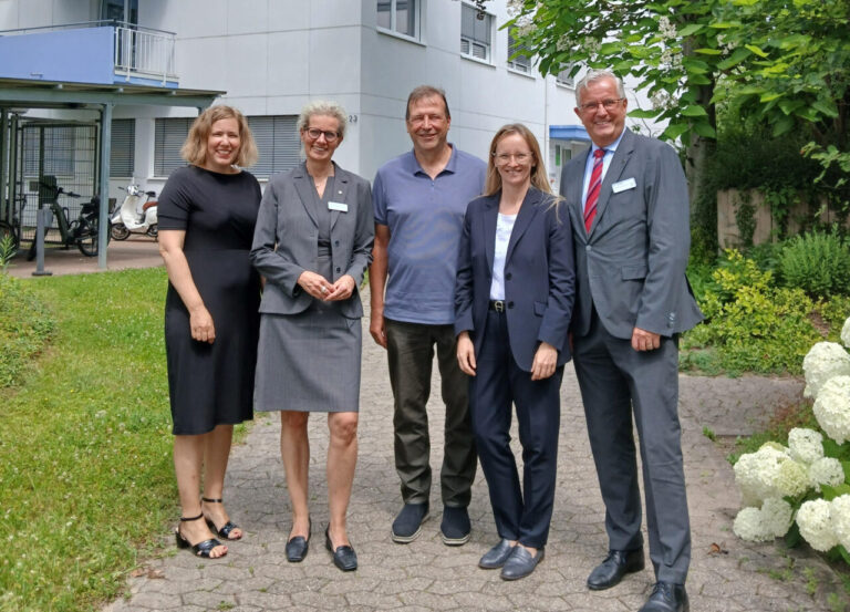 Thomas Marwein (mitte) beim Ortenau Klinikum