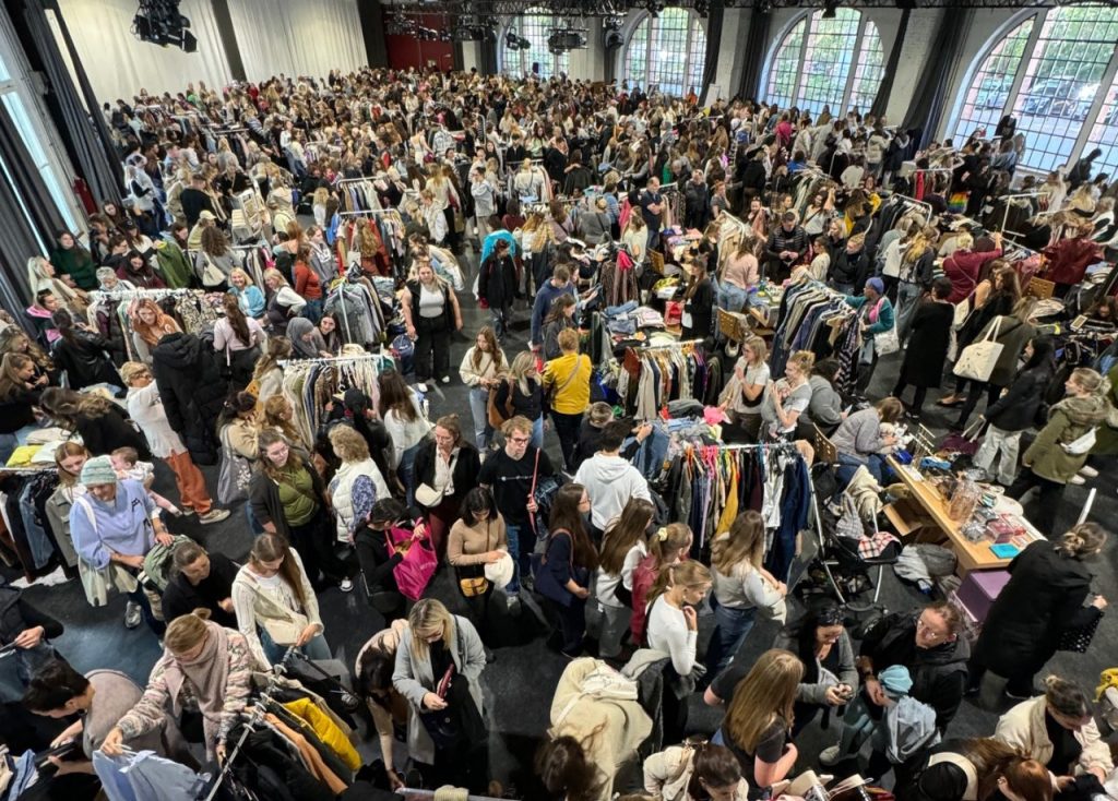 Halle Menschen Frauenflohmarkt