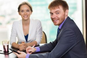 Verkaufsgespräch Mann Frau Büro