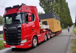 Tieflader Tiny-Haus Anlieferung