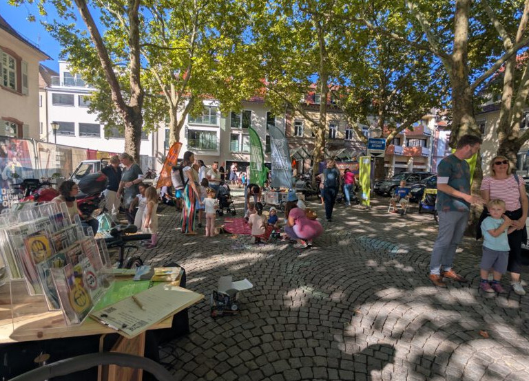 Öffentlicher Platz Offenburg Bäume Menschen