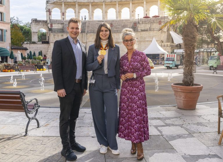 Carolin von Arend (mitte)