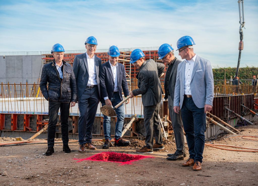 Sechs Männer mit Helm