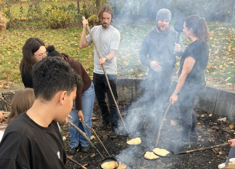Jugendliche am Lagerfeuer