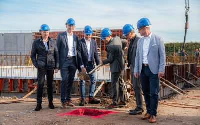 Sechs Männer mit Helm