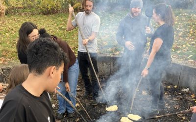 Jugendliche am Lagerfeuer