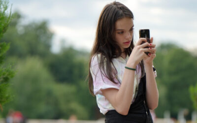 Schülerin mit Smartphone