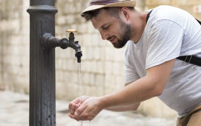 Trinkwasser Brunnen Mann